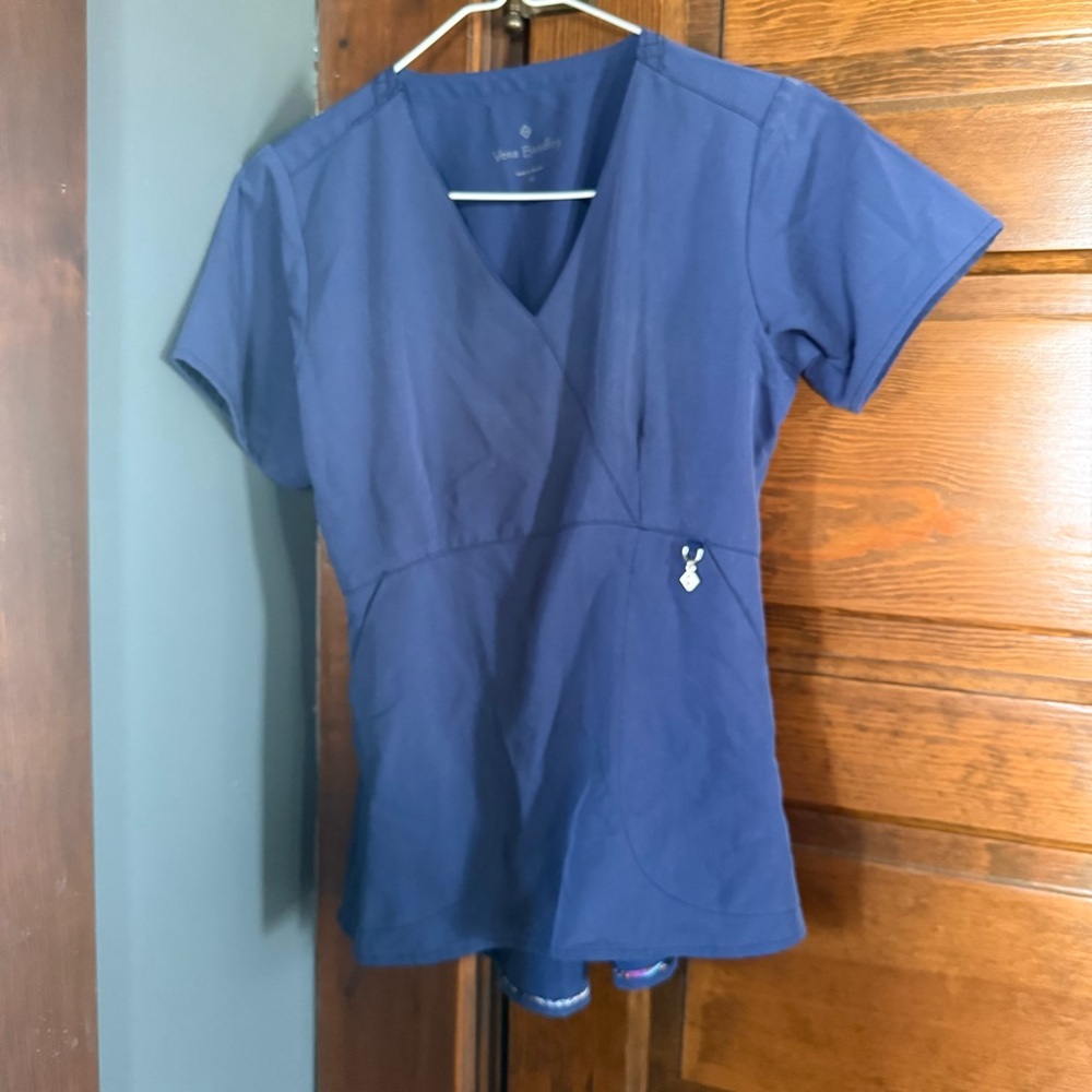 Vera Bradley Women's Scrub Top Size XS Navy Blue Short Sleeve V Neck Pockets EUC
